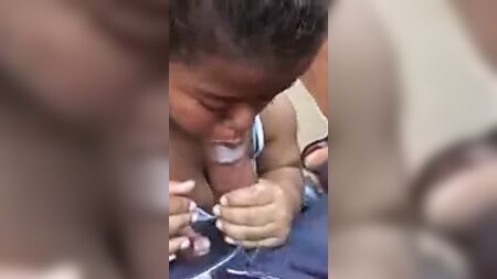 Une naine noire aux gros seins et au gros cul chevauche et suce une grosse bite noire
