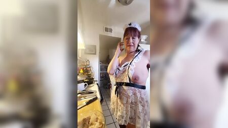 Ma grand-mère, vêtue de son tablier en dentelle sexy, en train de préparer des crevettes et du gruau