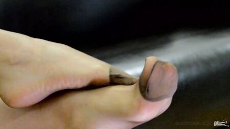 Les jambes de Maîtresse en collants à bouts renforcés