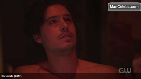 Les abdos imberbes de Cole Sprouse
