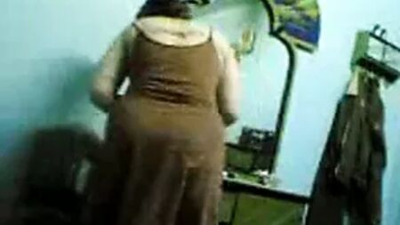 Une femme arabe suce la bite de son mari (2e extrait)