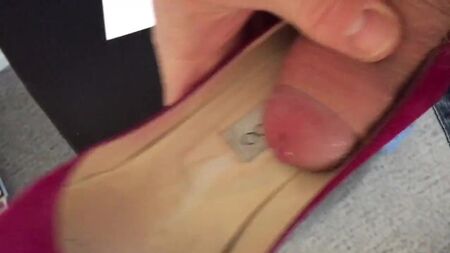 éjaculation rapide dans ses escarpins roses Jimmy Choo