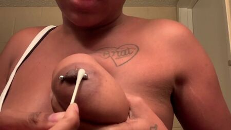 Un youtubeur noir change ses piercings aux tétons
