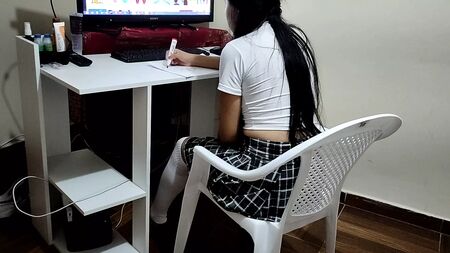 Aider une jolie lycéenne de 18 ans à faire ses devoirs d'éducation sexuelle : un prof pervers