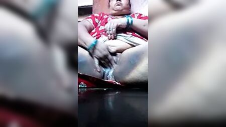 Une tante telugu qui aime faire une branlette
