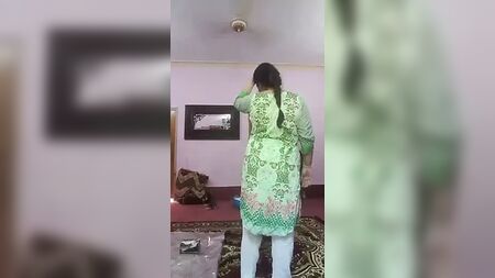 Une tante et un oncle punjabis font l'amour chez eux