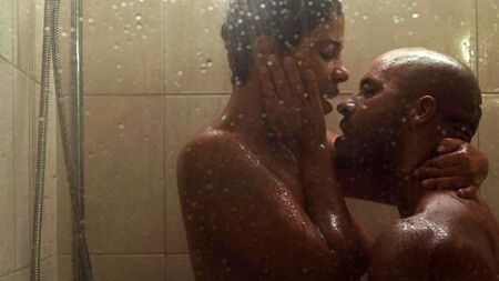 Sanaa Lathan nue sous la douche sur ScandalPlanet.Com
