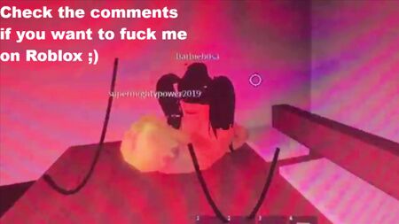Deux minces s'envoient en l'air dans un jeu Roblox se déroulant dans un appartement