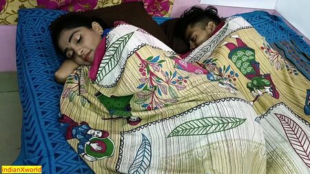 Une femme indienne infidèle se fait baiser par un autre homme, mais elle se fait prendre ! Sexe en hindi