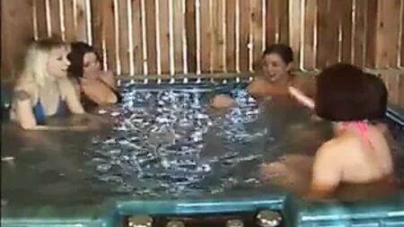 Lesbiennes dans un jacuzzi