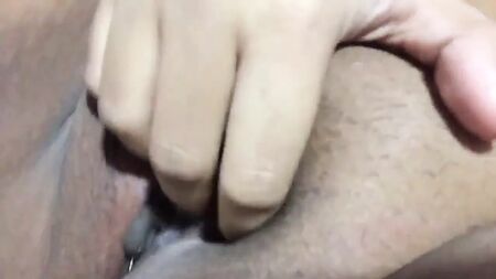 Une fille qui se caresse le clitoris
