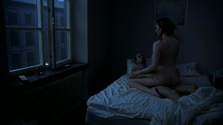 Hanna Eriksson nue dans *Chansons du deuxième étage* (2000)