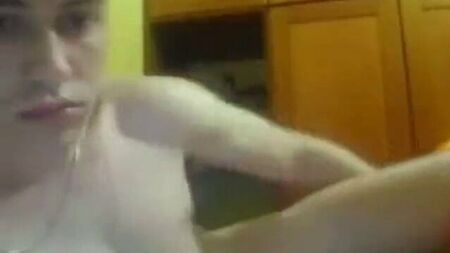 Un Albanais devant sa webcam