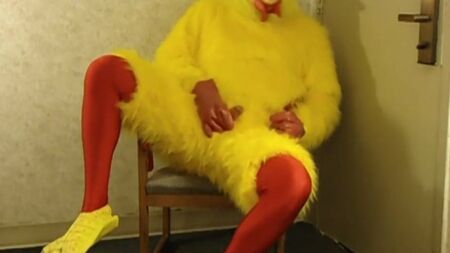 Costume de poulet sur une chaise