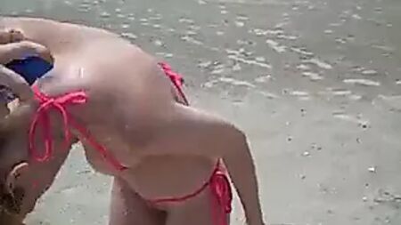 Bethanie Skye en bikini qui ne cache pas sa chatte !