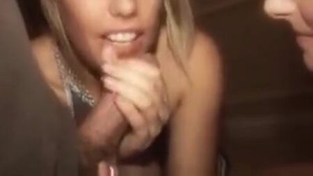 Deux filles britanniques sexy se partagent une bite et s'échangent du sperme
