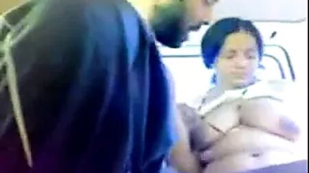 Un couple marathi s'adonne à des ébats sexuels dans une voiture