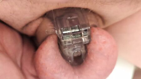 Pisser alors que je suis enfermé dans la cage de chasteté HT Nub