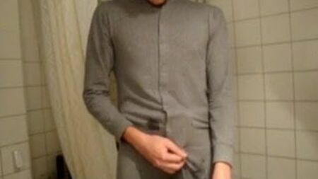 Un mec en train de se branler en pyjama