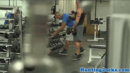 Un sportif musclé se fait sodomiser à la salle de sport