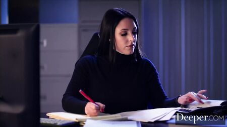Plus loin. Gabbie Carter se soumet à Angela White et à son mari