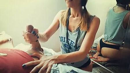 Une branlette géniale avec ma copine et une éjaculation
