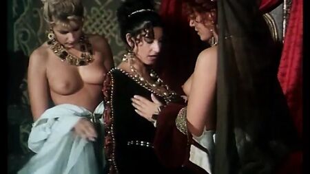 Trois femmes aux gros seins demandent à leur roi de leur baiser la chatte