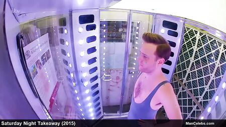 La bosse impressionnante d'Olly Murs, une célébrité masculine, lors d'une émission de téléréalité