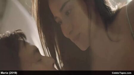 La star sexy Cristine Reyes nue sous la douche