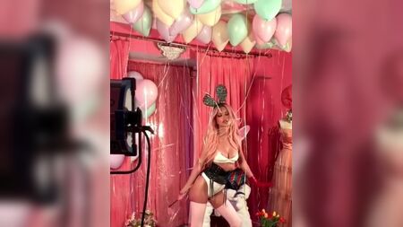 Emily Ratajkowski dans un costume de lapine sexy, un téton qui dépasse