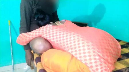 Le voisin a baisé la petite chatte serrée de la fille