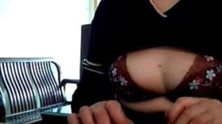 Une mamie asiatique devant sa webcam