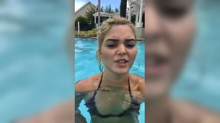 AEW - Selfie de Tay Conti dans une piscine