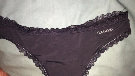 Éjacule sur ce string Calvin Klein en maille bleue soyeuse