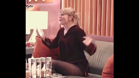 Taylor Swift sautillant sur le canapé