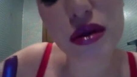 Une femme sexy en train de se mettre du rouge à lèvres