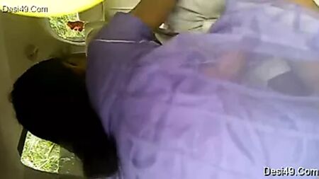 Une chatte indienne toute mouillée