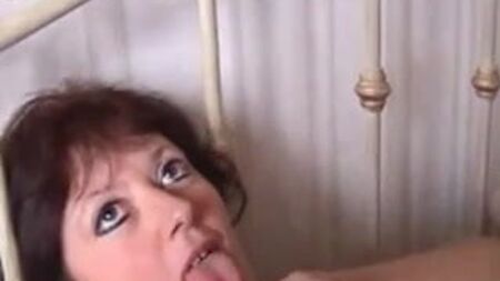 Filles mûres en bas et bottes avec godes