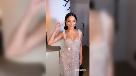 Le décolleté de Vanessa Hudgens, qui arbore une nouvelle poitrine généreuse dans une robe sexy