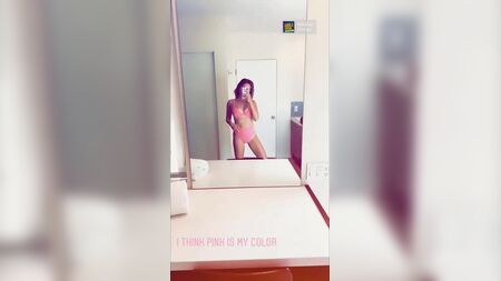 Ashley Tisdale pose de manière sexy devant un miroir en bikini rose