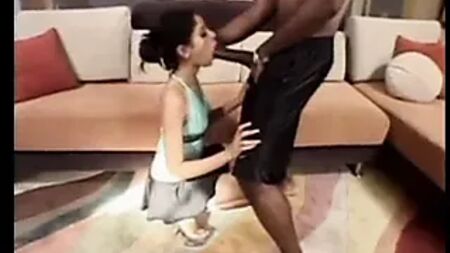 Une petite nana se prend une grosse bite noire