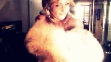 Une femme sexy qui exhibe son manteau en fourrure de loup !