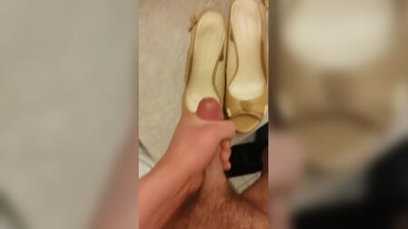 Éjacule sur ses chaussures - Sandales compensées à bout ouvert couleur beige