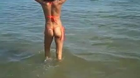 Une jeune fille de 18 ans, un vrai petit bijou, en bikini string transparent !