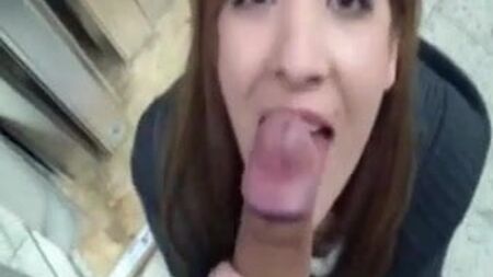 Une fille suce une bite chez Home Depot !