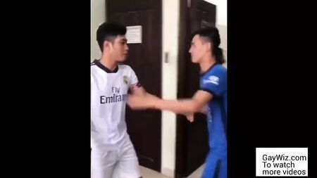 Deux Asiatiques en tenue de foot font l'amour