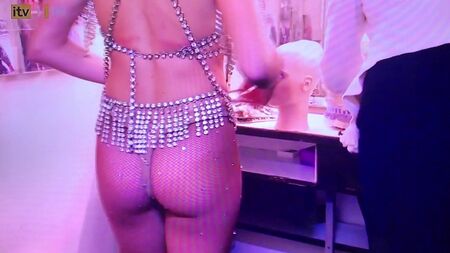 Amanda Holden montre ses fesses