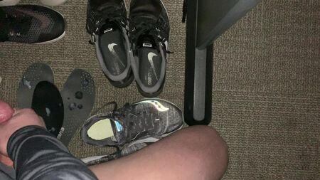 Des filles sexy en tenue de sport, en sueur, qui s'entraînent à fond