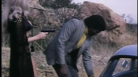 Dobie Gray enlève le haut de Robyn Hilton dans *Mean Mother* (1974)