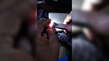 Une Asiatique se coupe le frein du pénis